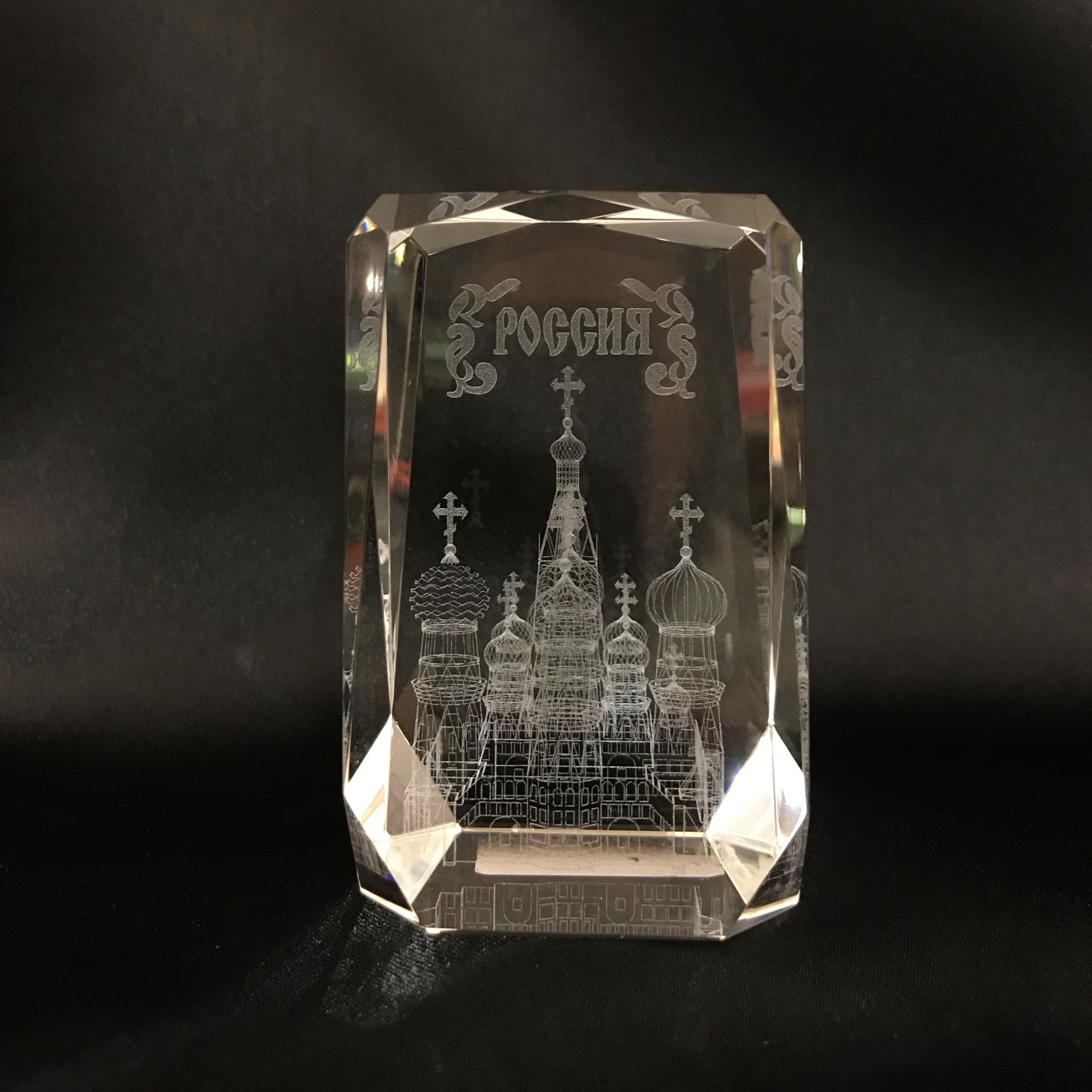 Кристалл  "Куб большой граненый" с лазерной гравировкой Храма Василия Блаженного