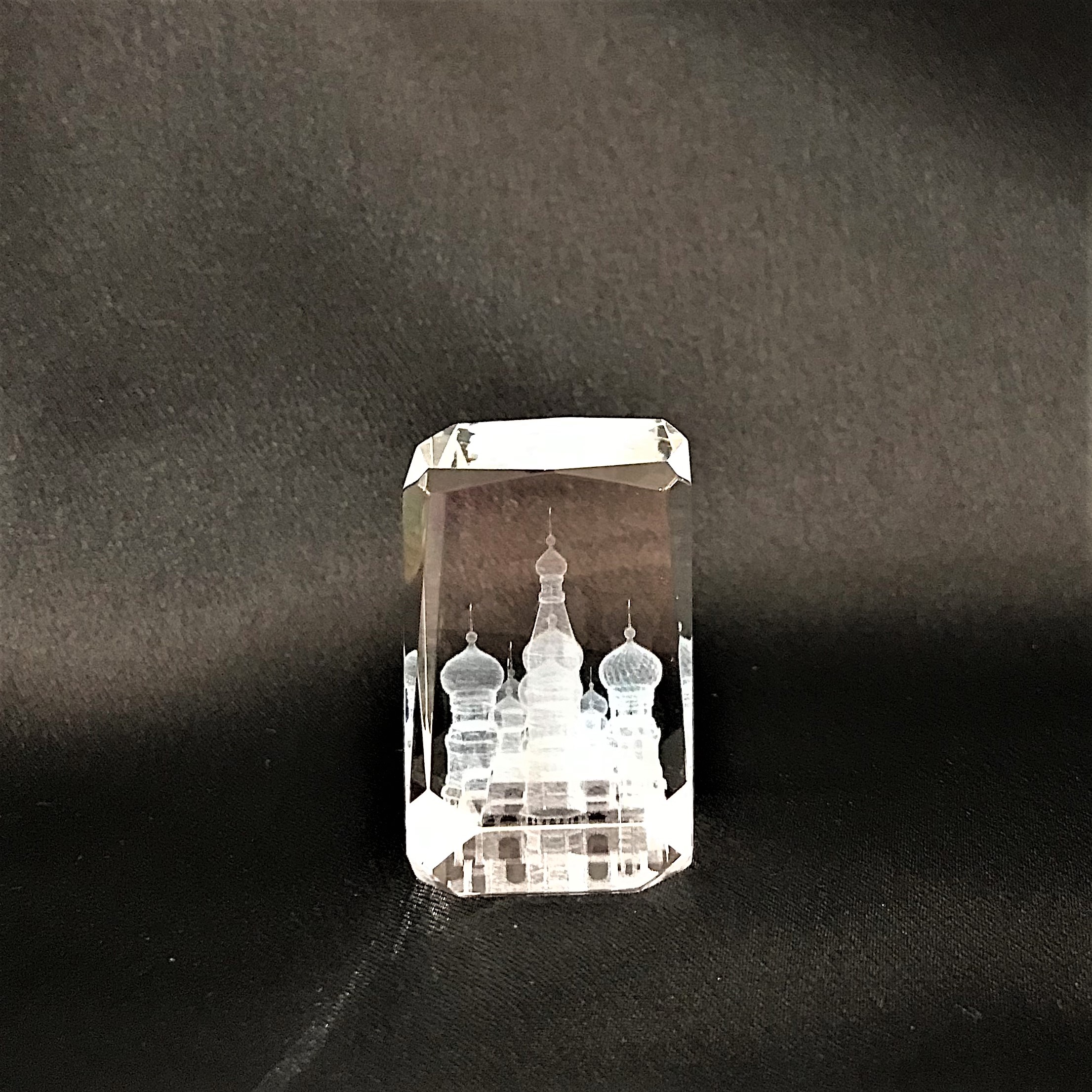 Кристалл "Куб  маленький граненый" с лазерной гравировкой Храма Василия Блаженного